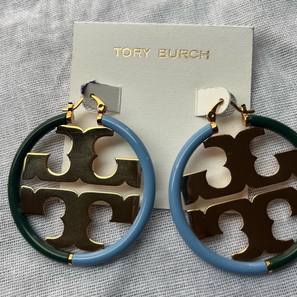 Tory Burch earring brand new never worn.